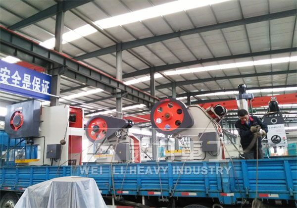 沖床裝車發(fā)貨