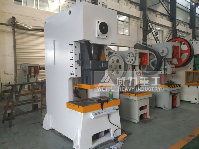 110噸氣動(dòng)沖床生產(chǎn)車(chē)間1