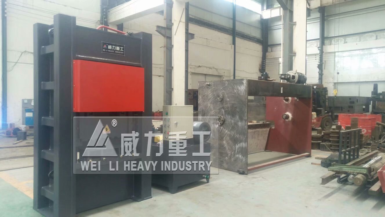 500噸框架式液壓機(jī)加工車間