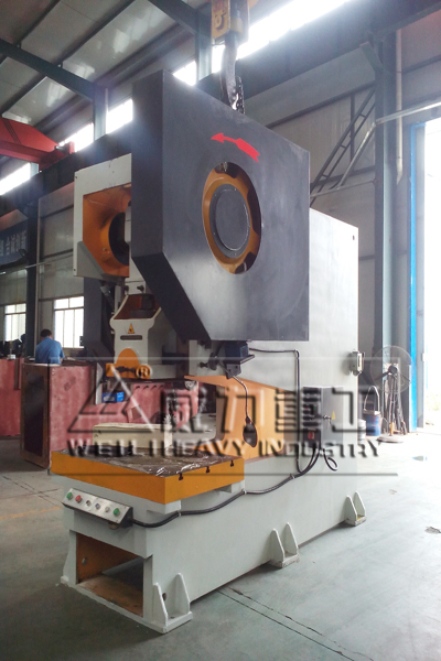 機(jī)械沖床加工車(chē)間