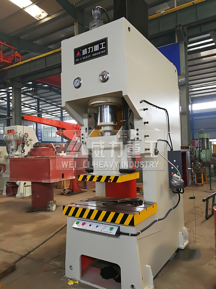 100噸大行程數(shù)控液壓沖床車間